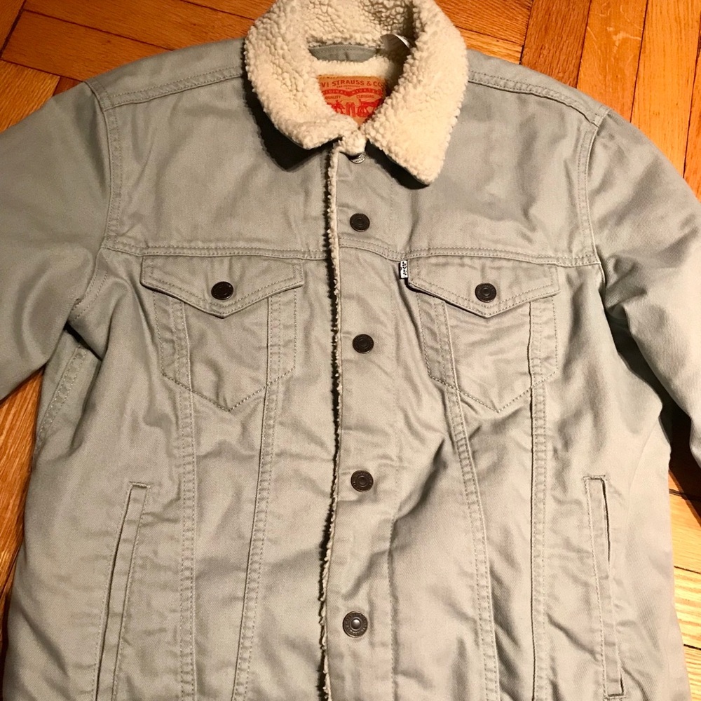 Men medium Levis Sherpa original Jean jacket.
